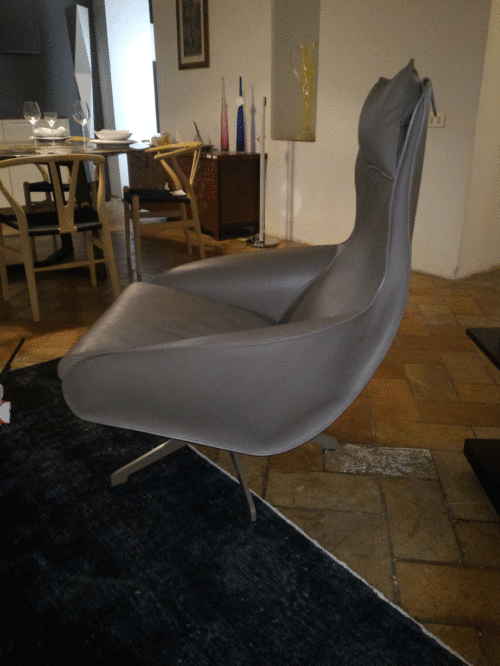 CAB LOUNGE POLTRONA GIREVOLE CON POGGIATESTA, SEDILE E CUSCINO IN CUOIO  CASSINA - immagine 2