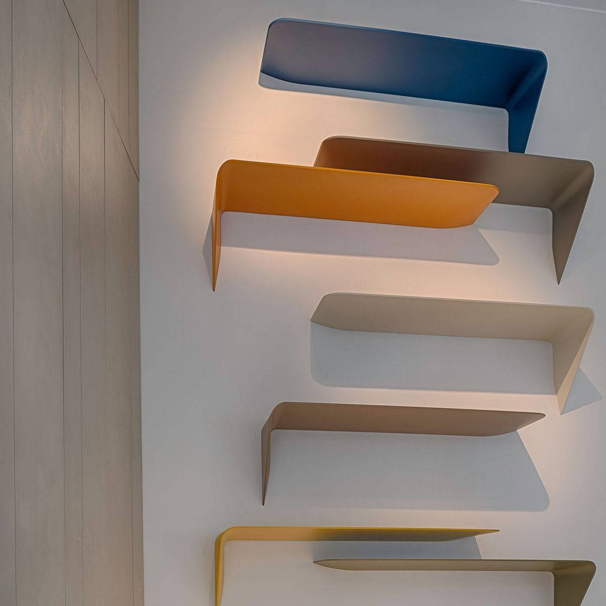 MDF ITALIA mensola scrivania da parete con illuminazione LED MAMBA 